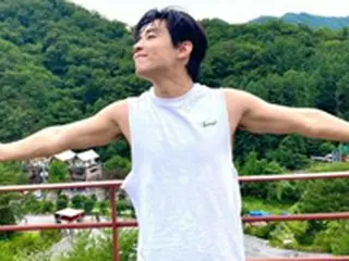 歌手ヘンリー、セクシーさの限度超過…少年美と共にたくましい腕の筋肉