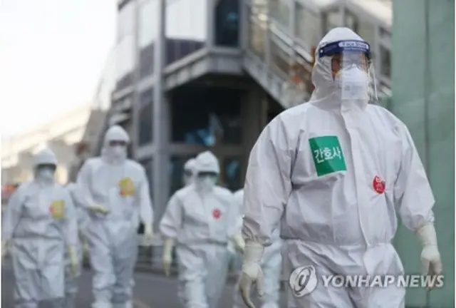 韓国南東部・大邱市の病院で、新型コロナウイルスに感染した患者の治療に当たる医療陣が防護服を着て病棟へ向かっている（資料写真）＝（聯合ニュース）