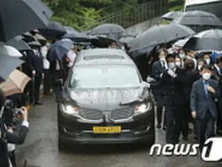 故ソウル市長、雨の中出棺＝霊柩車はソウル広場へ