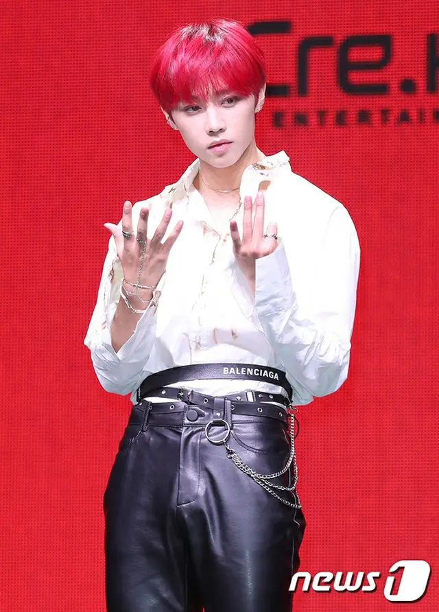 「THE BOYZ」ソヌ、ビーチでの喫煙写真騒動を謝罪「ファン、メンバーに申し訳ない」