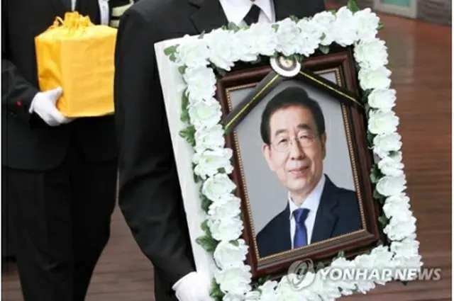 火葬を終え、朴氏の故郷である慶尚南道・昌原に向かう遺族ら＝１３日、ソウル（聯合ニュース）