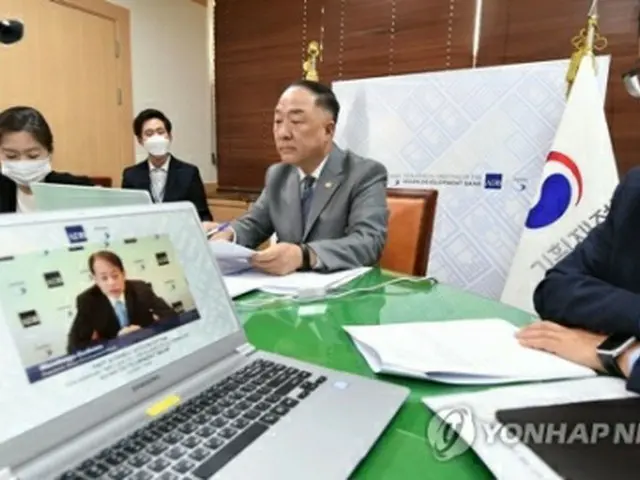 ＡＤＢのテレビ会議を行う洪楠基・経済副首相兼企画財政部長官（中央、同部提供）＝（聯合ニュース）≪転載・転用禁止≫