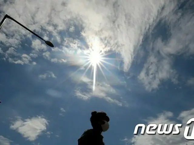 晴れの天気の韓国ソウル。市民がマスクをつけて歩いている（提供:news1）