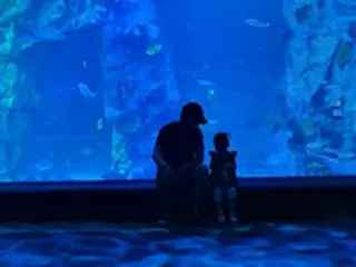 【トピック】女優チャ・イェリョン、夫チュ・サンウクと娘との水族館での様子を公開