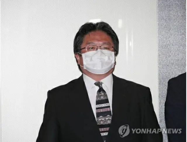 外交部は、日本政府が独島を日本固有の領土とする主張を盛り込んだ２０２０年版防衛白書を閣議で了承したことに対し、在韓日本大使館の相馬弘尚総括公使を呼び抗議した。外交部に入る相馬氏＝１４日、ソウル（聯合ニュース）