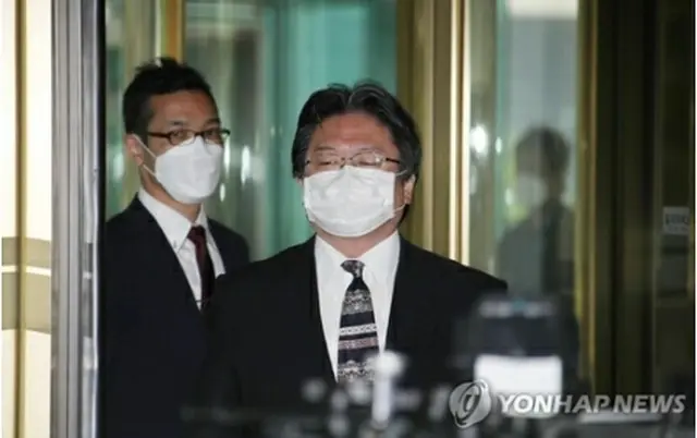外交部の庁舎に入る相馬総括公使＝１４日、ソウル（聯合ニュース）