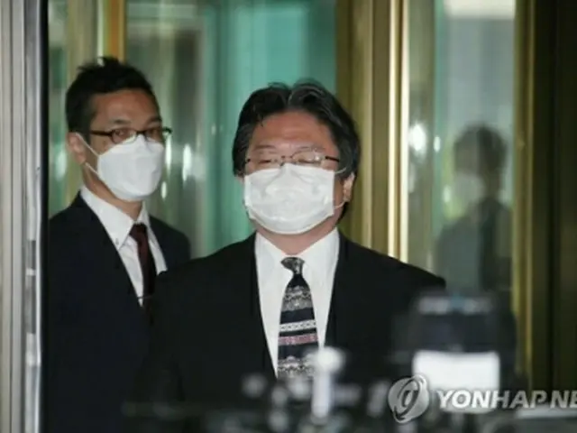 外交部の庁舎に入る相馬総括公使＝１４日、ソウル（聯合ニュース）