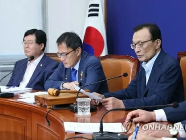 党幹部会議で発言する李氏（右端）＝15日、ソウル（聯合ニュース）