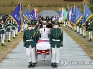 「朝鮮戦争の英雄」白善ヨプ氏　国立墓地に埋葬＝韓国
