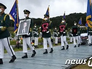 “朝鮮戦争の英雄”雨の中、「国立墓地に安葬」…「軍、最高の礼遇」＝韓国