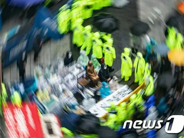 少女像を守る大学生に向かって車を突進させた保守的ユーチューバ―「本当におもしろい」＝韓国（提供:news1）