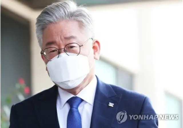 京畿道庁に出勤した李在明氏＝16日、ソウル（聯合ニュース）