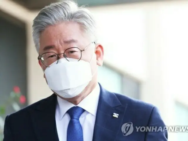 京畿道庁に出勤した李在明氏＝16日、ソウル（聯合ニュース）
