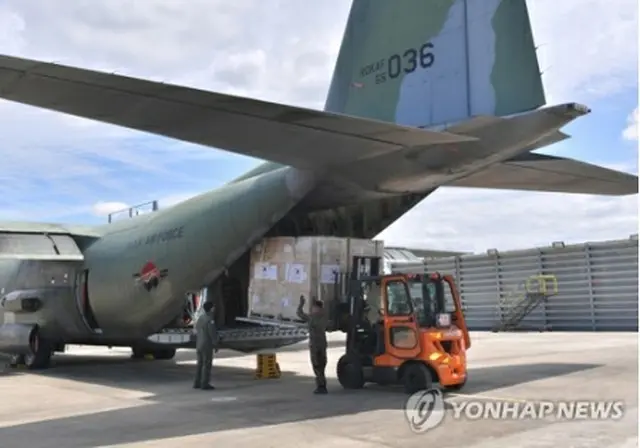 韓国空軍輸送機に積み込まれる支援物資（外交部提供）＝（聯合ニュース）≪転載・転用禁止≫