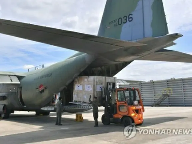 韓国空軍輸送機に積み込まれる支援物資（外交部提供）＝（聯合ニュース）≪転載・転用禁止≫