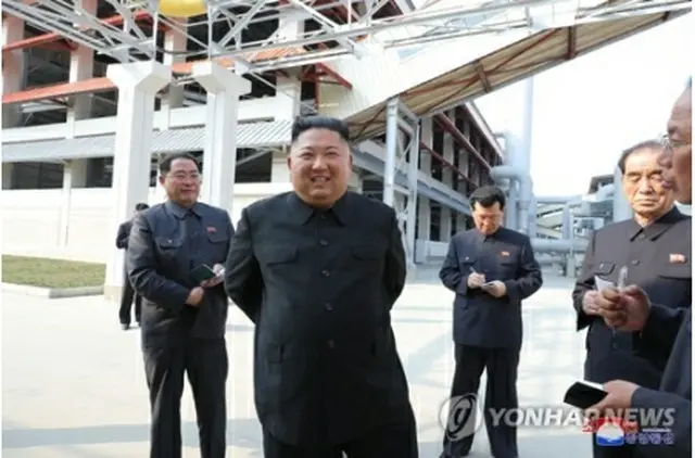 今年5月に中部・平安南道順川市の肥料工場を視察した金委員長＝（朝鮮中央通信＝聯合ニュース）≪転載・転用禁止≫