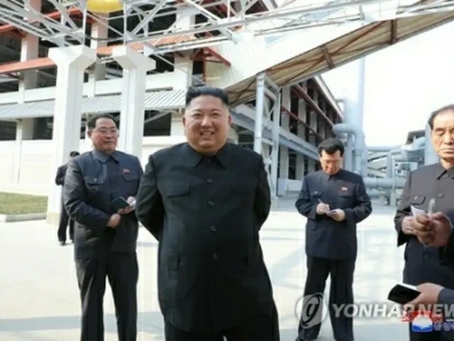 今年5月に中部・平安南道順川市の肥料工場を視察した金委員長＝（朝鮮中央通信＝聯合ニュース）≪転載・転用禁止≫