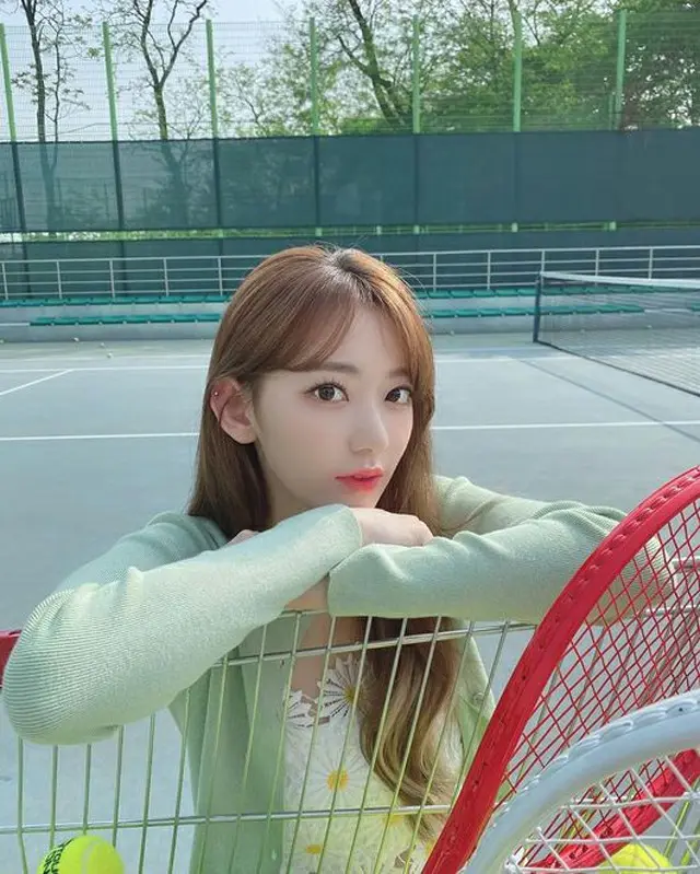 「IZ*ONE」宮脇咲良、まるでテニスコートでデートしているような“彼女感”あふれるショットを大放出（提供:OSEN）