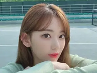 「IZ*ONE」宮脇咲良、まるでテニスコートでデートしているような“彼女感”あふれるショットを大放出