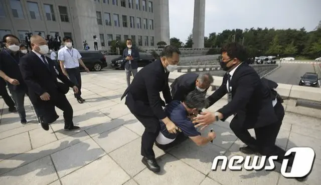 「共産主義者！」「偽善者！」...韓国の国会を出る文在寅大統領に50代の男性が靴を投げる（提供:news1）