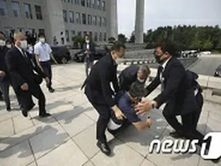 靴を投げられた文在寅大統領「共産主義者！」「偽善者！」...韓国国会の前で50代男性