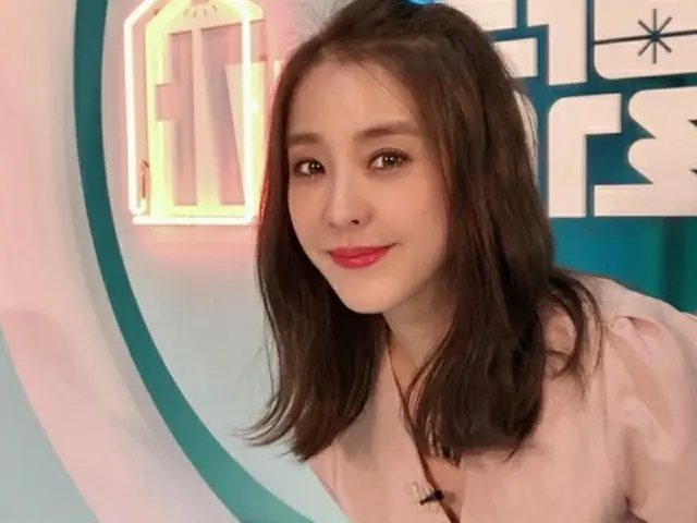 女優パク・ウネ、今日も光輝く美貌…「マスク着用頑張ってください」（提供:OSEN）