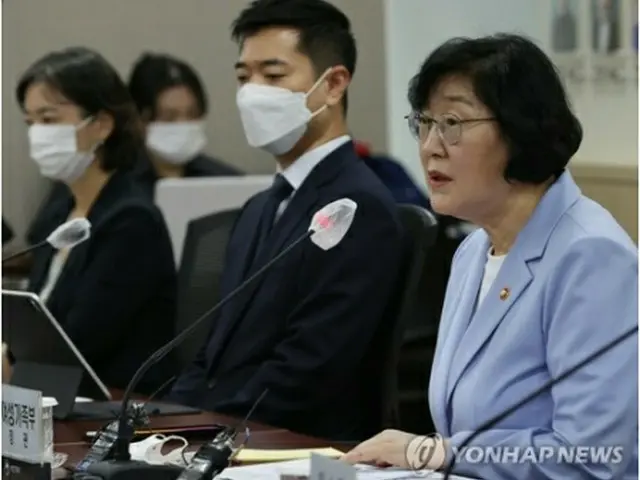 女性暴力防止委員会の緊急会議で発言する李貞玉長官＝17日、ソウル（聯合ニュース）