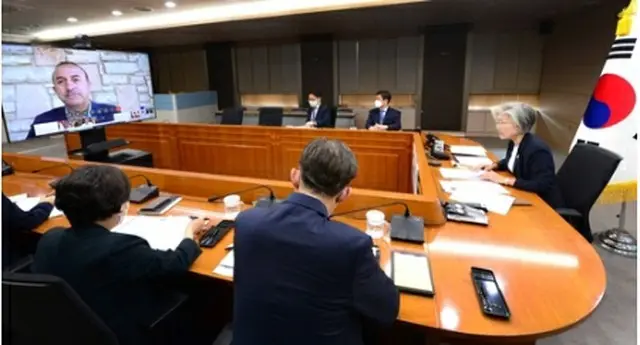ＭＩＫＴＡの各国外相によるテレビ会議を主宰した康長官（右端・外交部提供）＝１７日、ソウル（聯合ニュース）