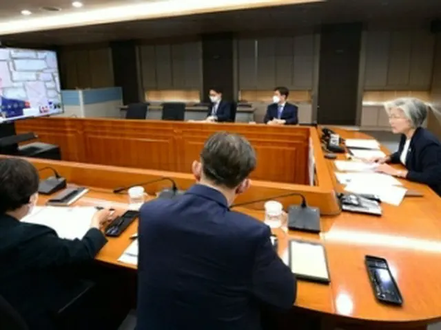 ＭＩＫＴＡの各国外相によるテレビ会議を主宰した康長官（右端・外交部提供）＝１７日、ソウル（聯合ニュース）