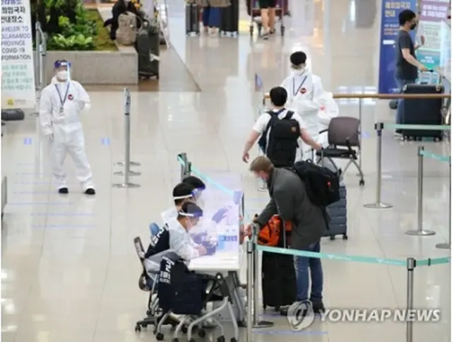 仁川国際空港で関係者の案内を受ける入国者＝（聯合ニュース）