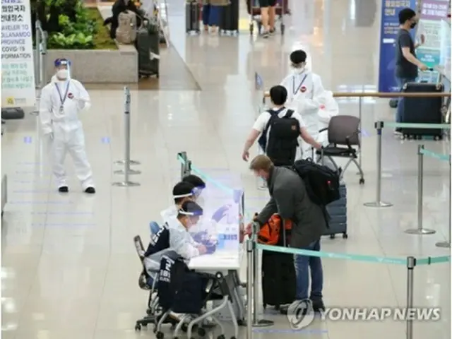 仁川国際空港で関係者の案内を受ける入国者＝（聯合ニュース）