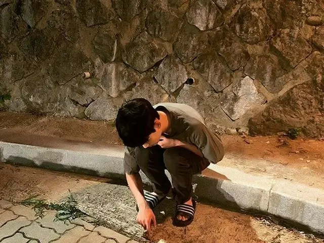 俳優キム・スヒョン、しゃがみ込んで少年美発散…とてもスリムな姿（提供:News1）