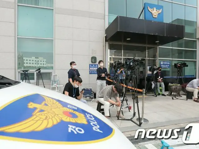 「朴ソウル市長疑惑」を捜査中である韓国ソウルの城北警察署に取材陣が集まっている（提供:news1）