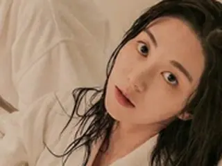 クォン・ミナ（元AOA）、いじめ騒動後のバスタブで濡れ髪姿の広告撮影現場を公開