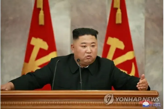 拡大会議を指導する金委員長＝（朝鮮中央通信＝聯合ニュース）≪転載・転用禁止≫
