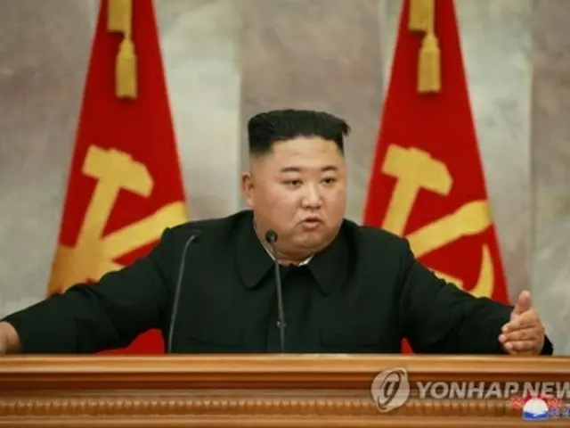 拡大会議を指導する金委員長＝（朝鮮中央通信＝聯合ニュース）≪転載・転用禁止≫