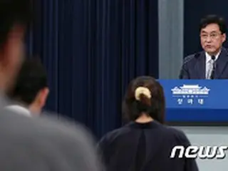 カン・ミンソク韓国大統領府報道官の辞表を受理せず＝ノ・ヨンミン大統領秘書室長