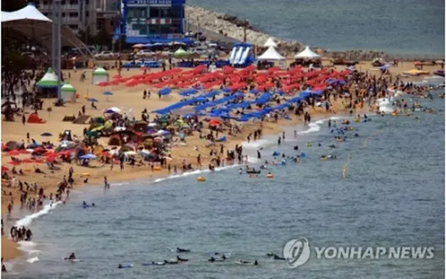 有数の海水浴場がある東部の江原道・束草に避暑客が増え始めた＝１８日、束草（聯合ニュース）