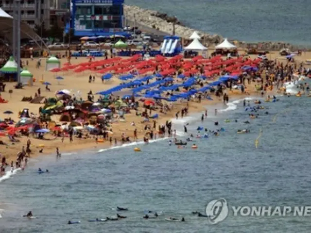 有数の海水浴場がある東部の江原道・束草に避暑客が増え始めた＝１８日、束草（聯合ニュース）