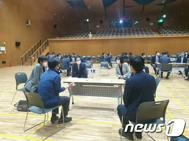 韓国の故朴元淳 前ソウル市長が先月、ソウル市の幹部たちと“性認知 感受性向上のための教育”を受けている（提供:news1）