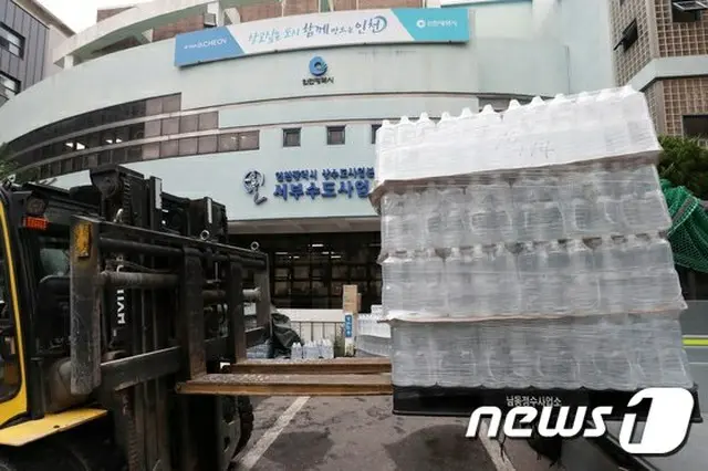 韓国で幼虫入り水道水の苦情が止まらない。国民の不安が拡大する中、水道の蛇口、シャワー器、浄水器フィルターに関する問い合わせも急増している。（提供:news1）