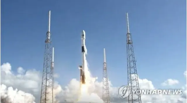 ロケット「ファルコン9」に搭載されて打ち上げられるアナシス2号（スペースXのユーチューブより）＝（聯合ニュース）≪転載・転用禁止≫