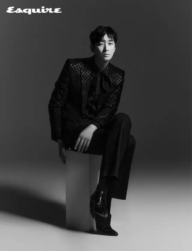 俳優チュ・ジフンが、男性ファッション・ライフスタイルマガジン「Esquire Korea」の2020年8月号のカバーを飾った。（提供:OSEN）