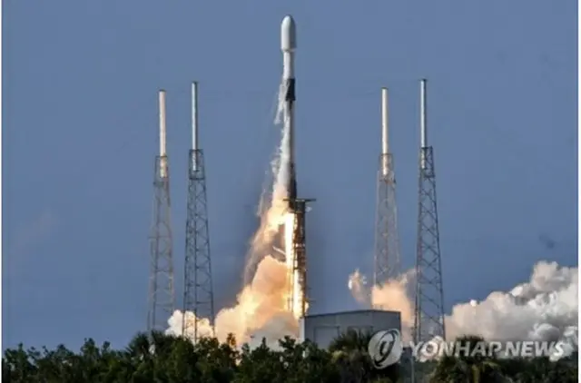 韓国軍の通信衛星「アナシス２号」を搭載したロケット「ファルコン９」が打ち上げられた（フロリダ・トゥデイ提供）＝（ＡＰ＝聯合ニュース）
