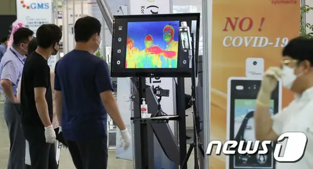 韓国で披露された、スマートフォン型の熱画像カメラ（提供:news1）