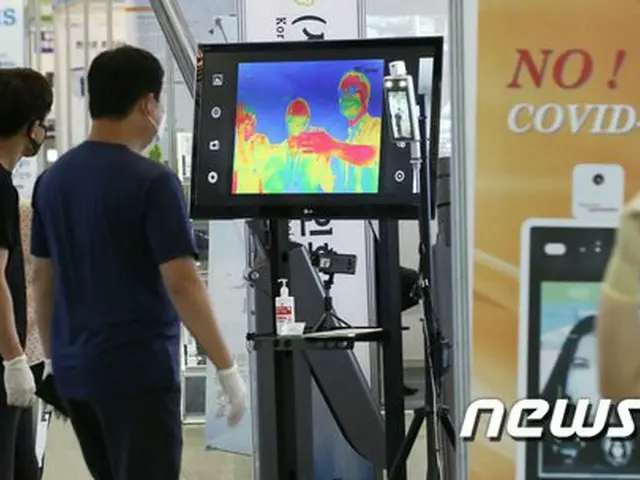 韓国で披露された、スマートフォン型の熱画像カメラ（提供:news1）