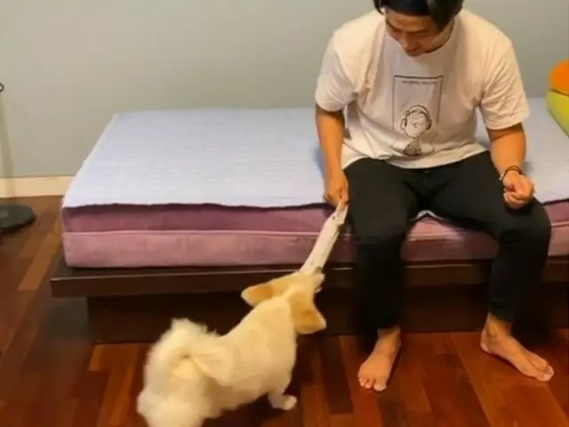 【トピック】「2PM」テギョン、愛犬と遊ぶ楽しい日常を公開(画像提供:OSEN)