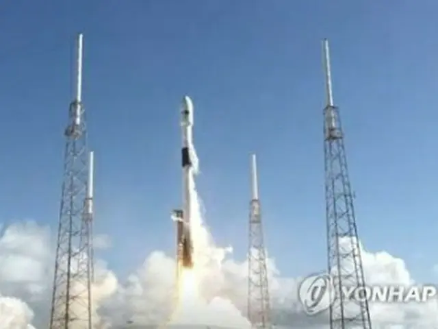 ロケット「ファルコン９」に搭載されて打ち上げられるアナシス２号（スペースＸのユーチューブより）＝（聯合ニュース）≪転載・転用禁止≫