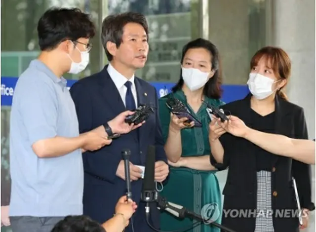 南北会談本部で取材に応じる李氏（左端から２人目）＝２１日、ソウル（聯合ニュース）