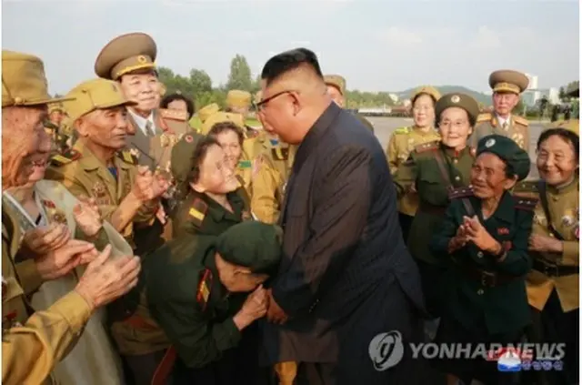 前回の全国老兵大会は２０１８年７月に開催された。朝鮮中央通信によると、金正恩委員長（中央）は参加者と一緒に記念撮影をした＝（朝鮮中央通信＝聯合ニュース）≪転載・転用禁止≫